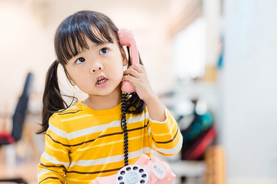 kind aan telefoon